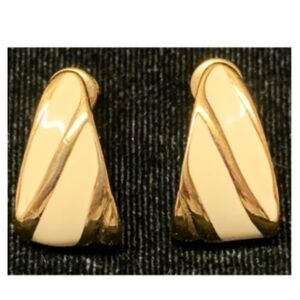 Vintage Gold Tone & Ivory Enameled Monet Huggies Earrings In Excellent Condtn